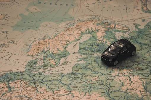 la voiture qui traverse sur la carte de l'Europe