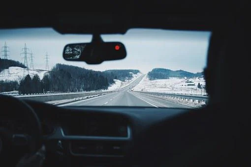 Scheda di conformità veicolo usato: cos'è e a cosa serve? 2 car in mountain route | Scheda di conformità veicolo usato: cos'è e a cosa serve? | EuroCoc